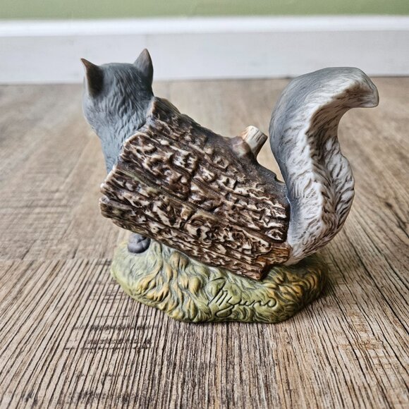 Vintage 1986 Homco Masterpiece Porcelain Squirrel In A Log Figurine - Picture 3 of 6